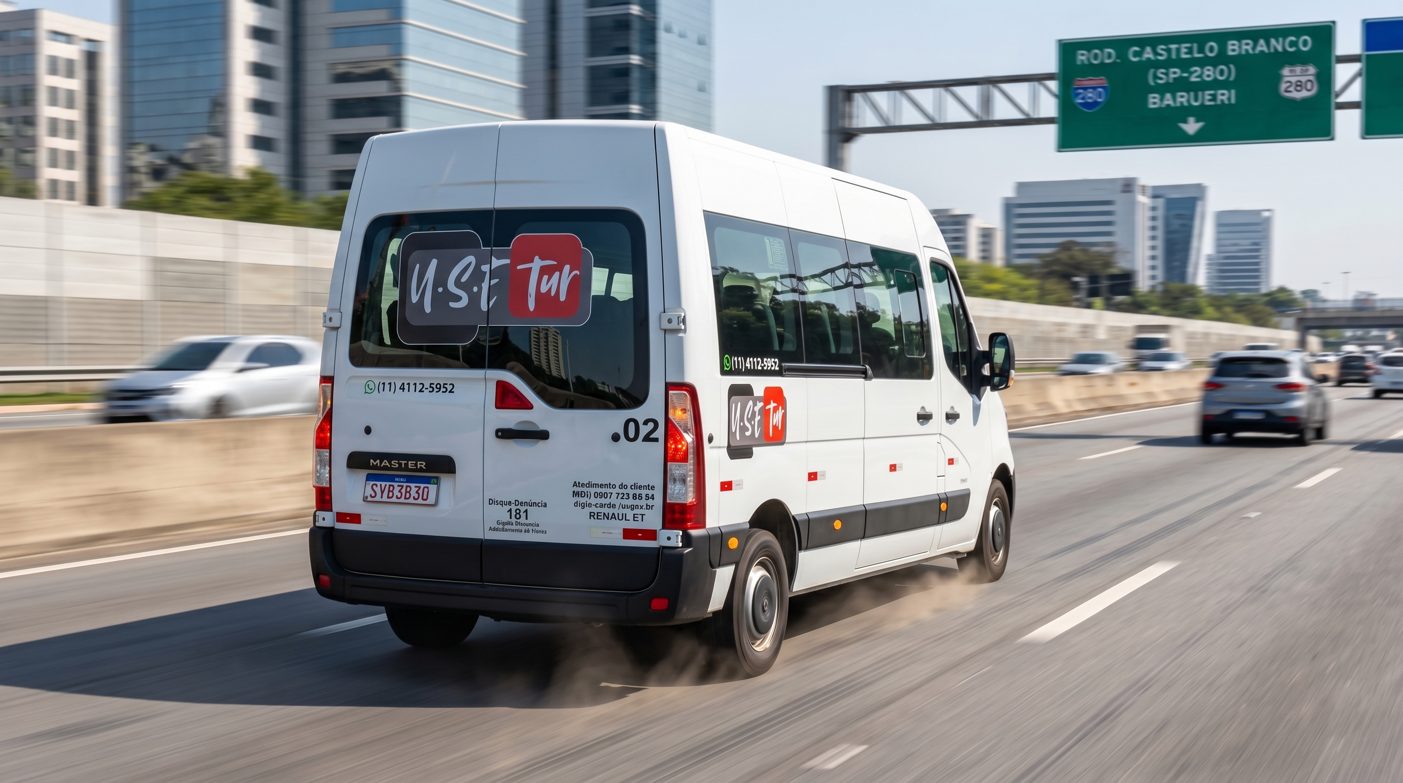 Frota U.S.E Tur em frente a centro corporativo